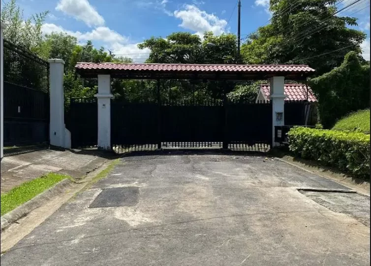 Large and Beautiful one-story Condominium House for rent & sale Ciudad Cariari