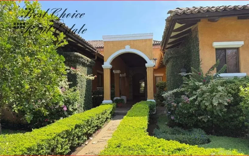 Colonial-style house for sale with Pool and Terraces
