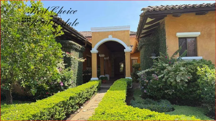 Colonial-style house for sale with Pool and Terraces