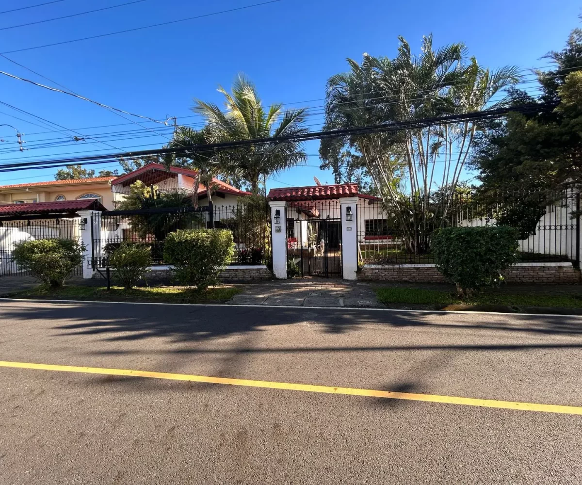 House for sale with pool 7/5 in the best location Cariari Belen