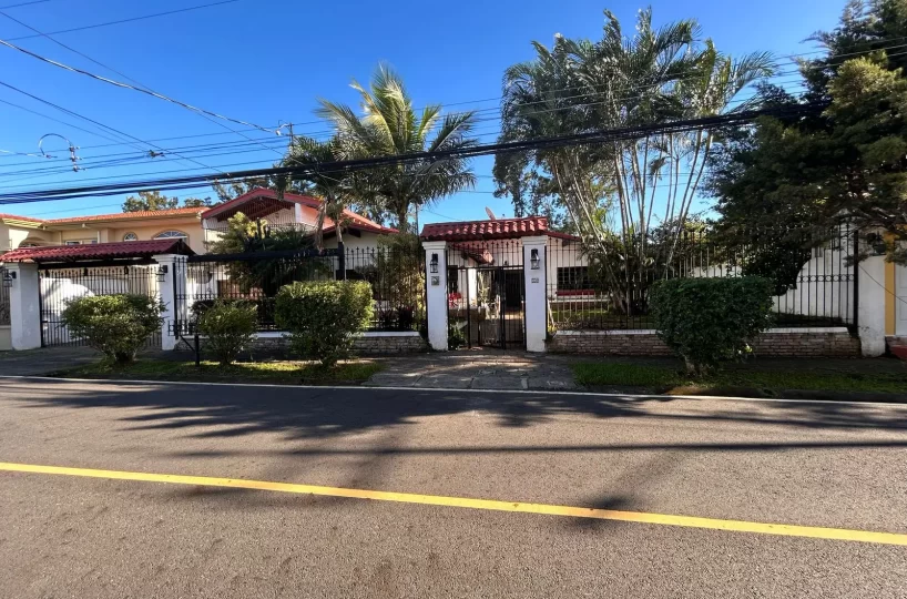 House for sale with pool 7/5 in the best location Cariari Belen