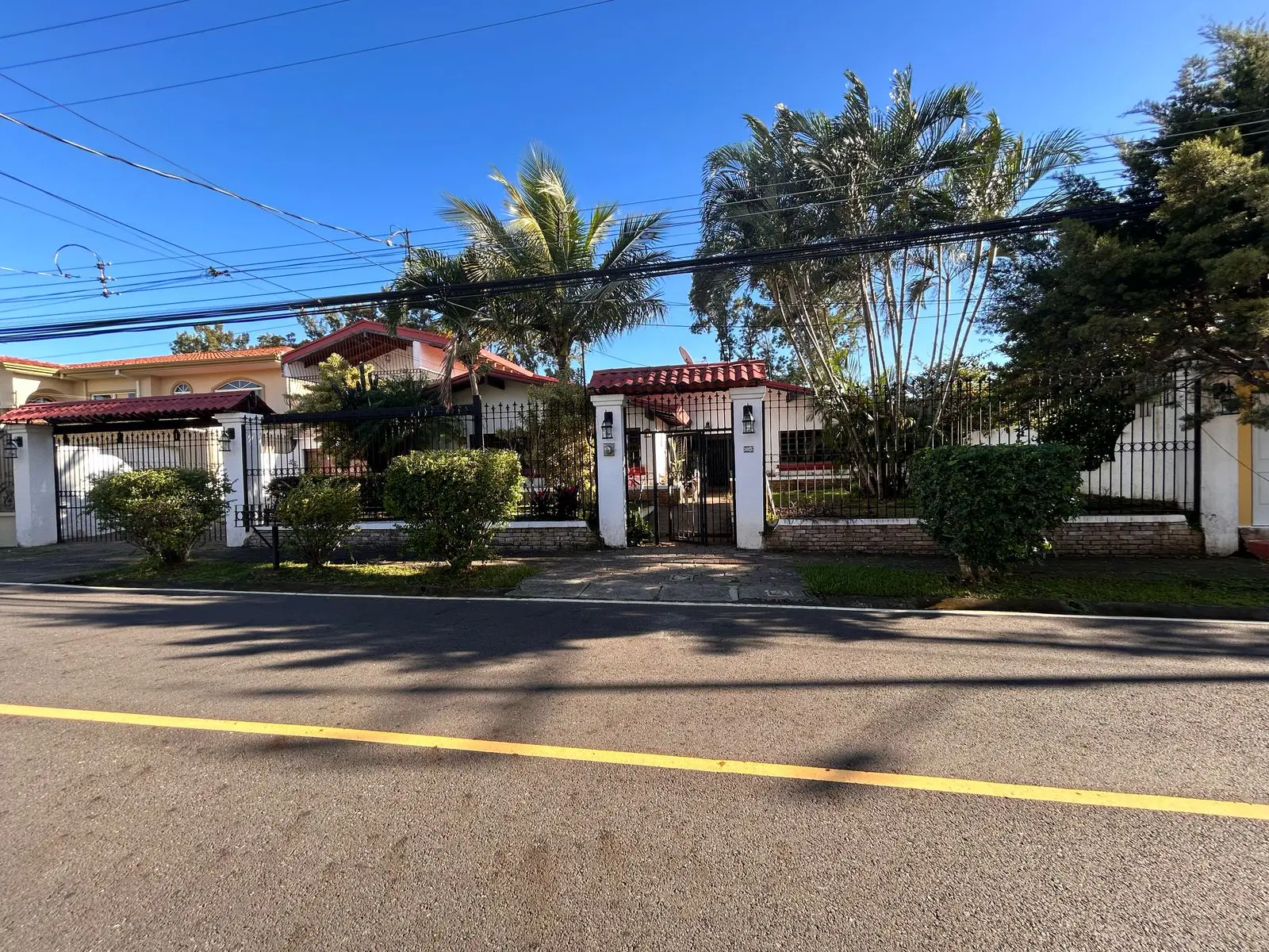 House for sale with pool 7/5 in the best location Cariari Belen